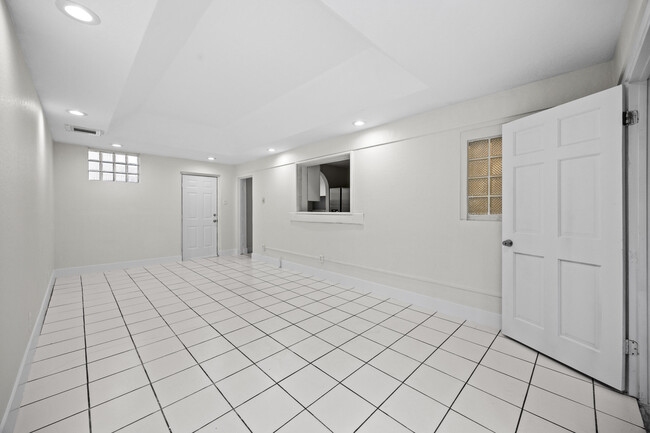 Building Photo - 1828 N Palmway