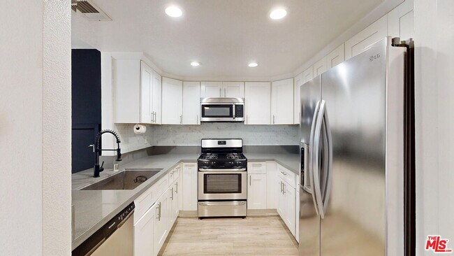 Building Photo - 9625 Sylmar Ave