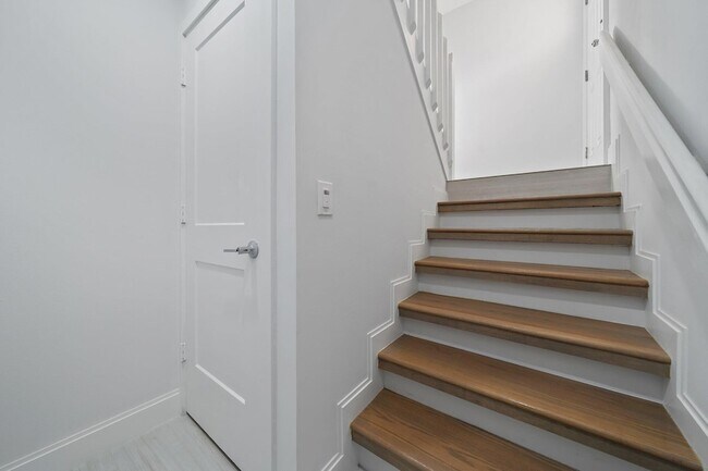 Building Photo - 3902 Fairway Dr S