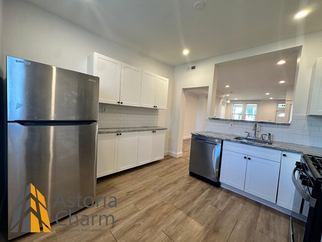 Building Photo - 3 Bedroom or 2 Bedroom with Den featuring Fenced Yard and Updated Kitchen