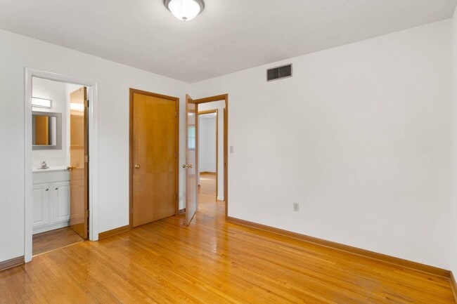 Building Photo - 2107 Garden Dr