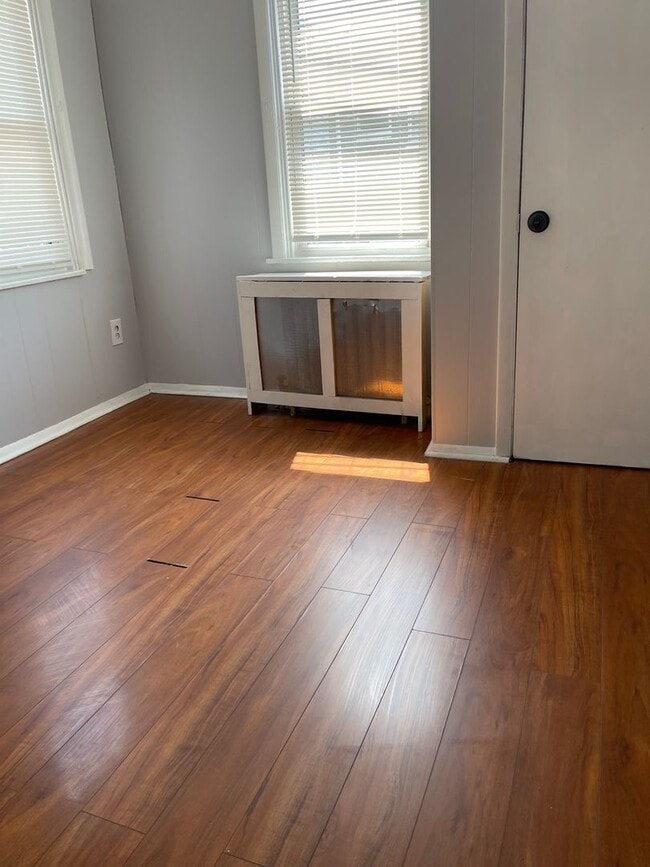 Building Photo - Lovely 3-bedroom townhome near 69th St.