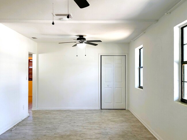Building Photo - On Island, Close to Historic District & Be...