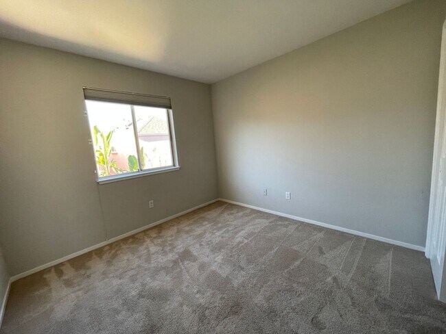 Building Photo - Beautiful Town Home Coming Soon! Great Location! Pets Allowed!