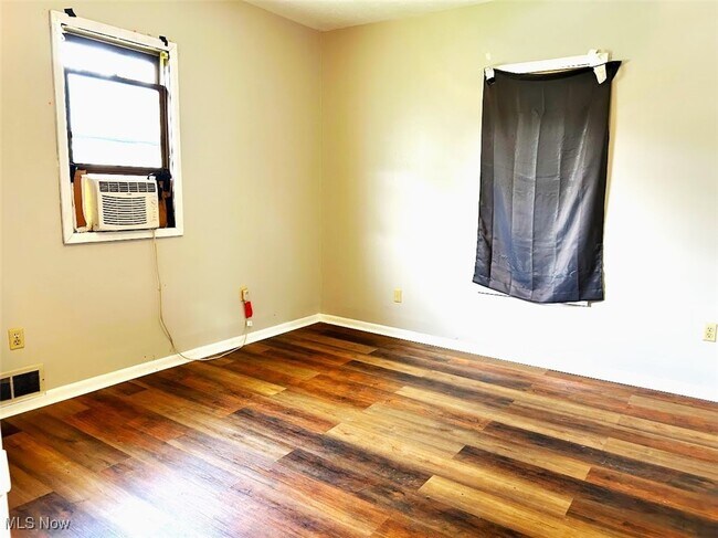 Building Photo - 634 Cove Rd
