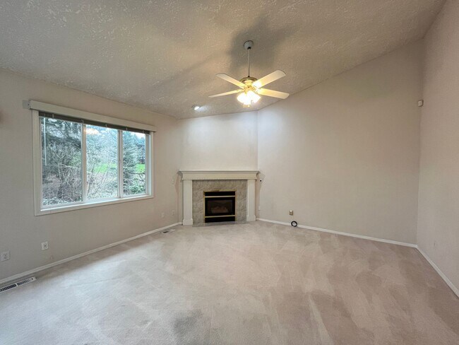 Building Photo - Clackamas Ranch 3 bedroom 2 bathroom - W/D...