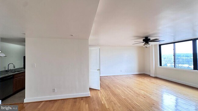 Building Photo - 4600 Duke St