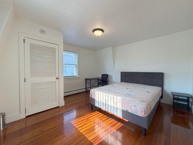 Building Photo - 10 W Elm Ave