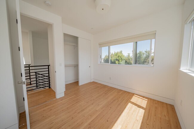 Building Photo - 848 32nd St