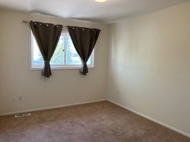 Building Photo - Beautifully kept (3) Bed, (2.5) Bath in Ea...