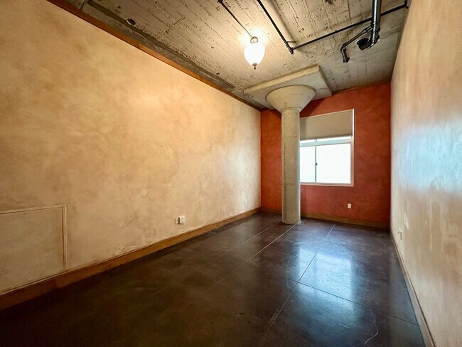 Building Photo - FURNISHED LUXURY TOP-FLOOR 2BR/2.5BA PENTH...