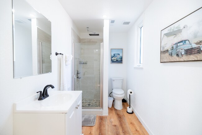 Building Photo - 600 E 8th St