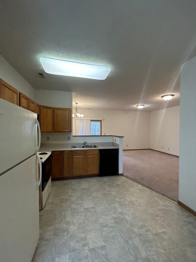 Building Photo - 3 Bedroom Townhome