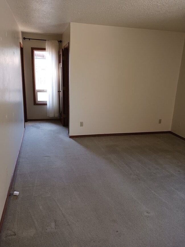 Building Photo - 708 Highland Dr