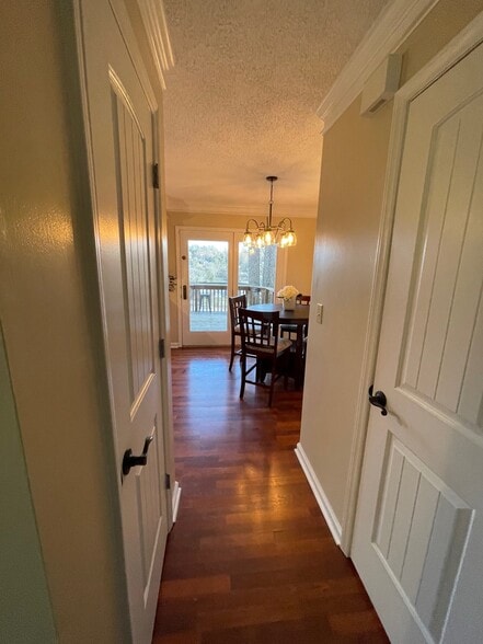 Building Photo - 348 River Rd