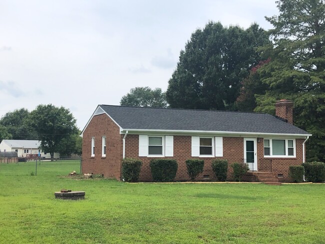 Building Photo - Mechanicsville Brick Rancher