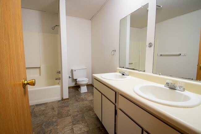 Building Photo - 106 E Locust