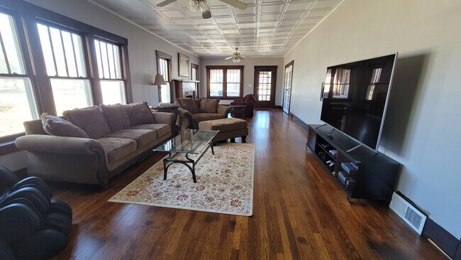 Building Photo - 1601 N Broadway St