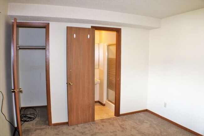 Building Photo - $1,375 | 3 Bedroom, 2.5 Bathroom Town Home...