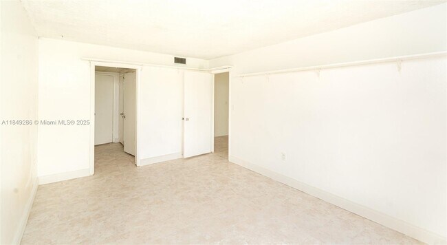 Building Photo - 1850 NE 169th St