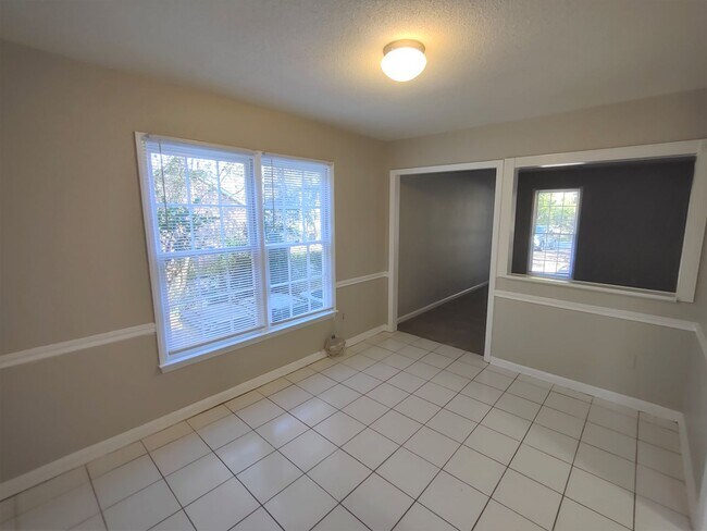 Building Photo - Beautiful Duplex Home Located in the Stone...
