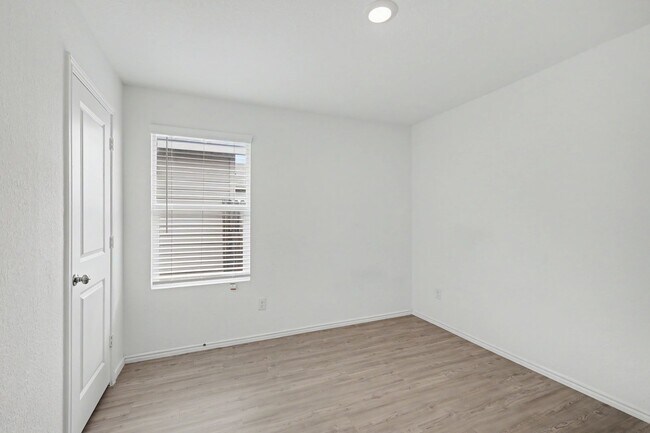 Building Photo - 3 Bed in The Silos | No Carpet + Appliances Included + Community Amenities!