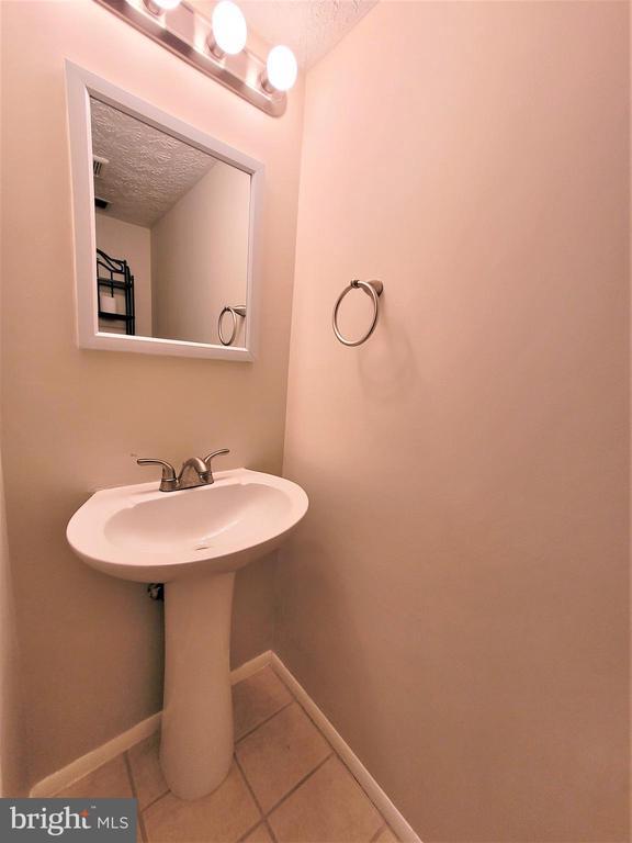 Building Photo - 8072 Grandview Ct