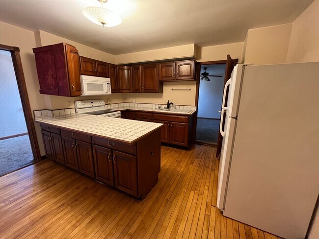 Building Photo - AVAILABLE JULY - 2 BED 1 BATH