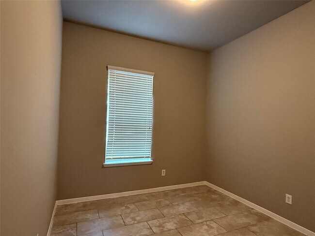Building Photo - 16126 Saxon Hollow Ln