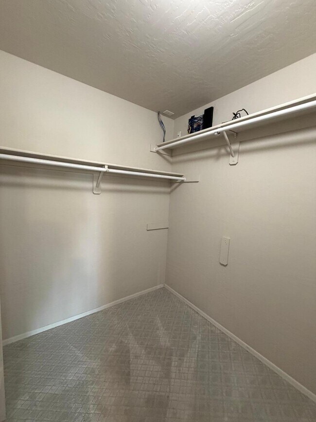 Building Photo - 902 S Surfside Dr