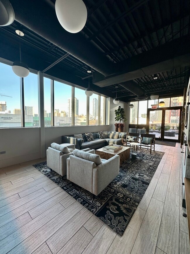 Building Photo - 660 W Wayman St