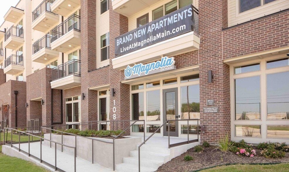 Building Photo - 108 N US Hwy 377