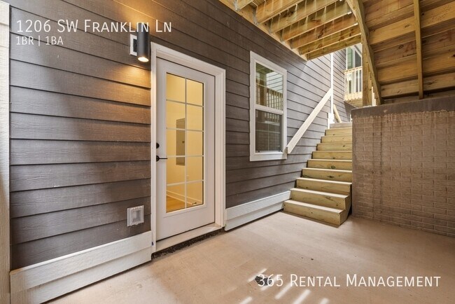 Building Photo - 1206 SW Franklin Dr