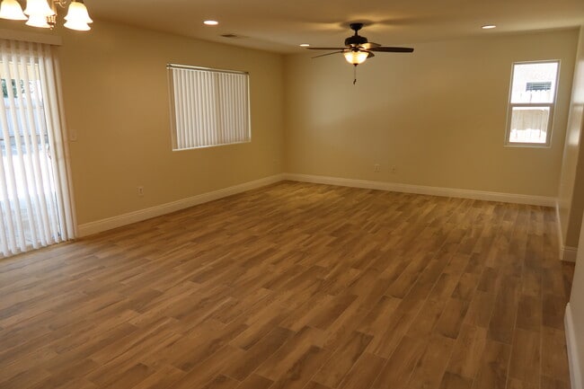 Building Photo - 305 Alysheba Dr
