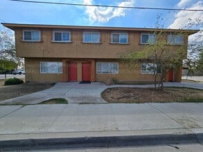 Building Photo - Spacious 3 bedroom, 2.5 bathroom townhome....