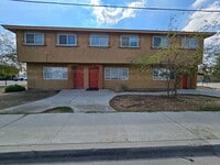 Building Photo - Spacious 3 bedroom, 2.5 bathroom townhome....