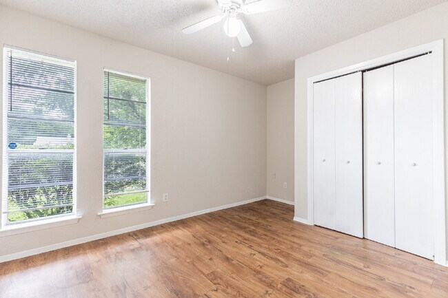 Building Photo - 323 W William Cannon Dr