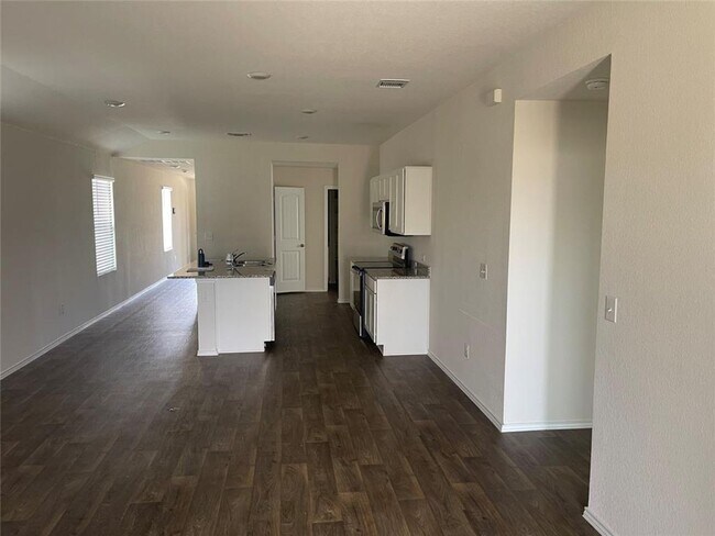 Building Photo - Ranch-style house available in Elgin