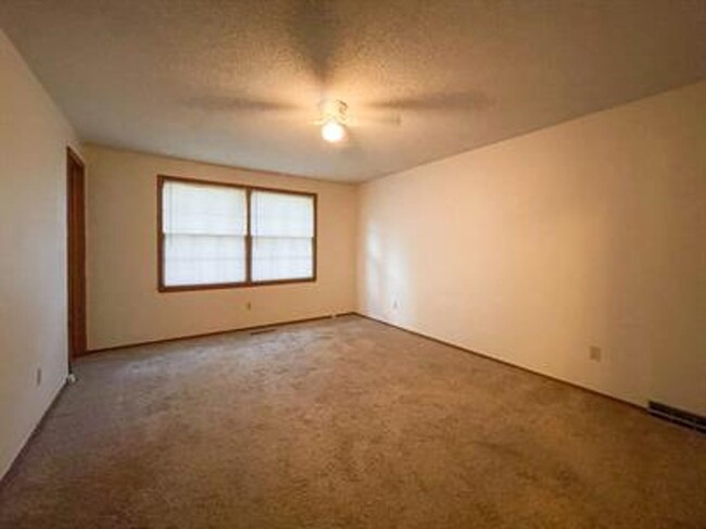 Building Photo - 3 Bedroom, 2.5 Bathroom, 2 Car Garage Home...