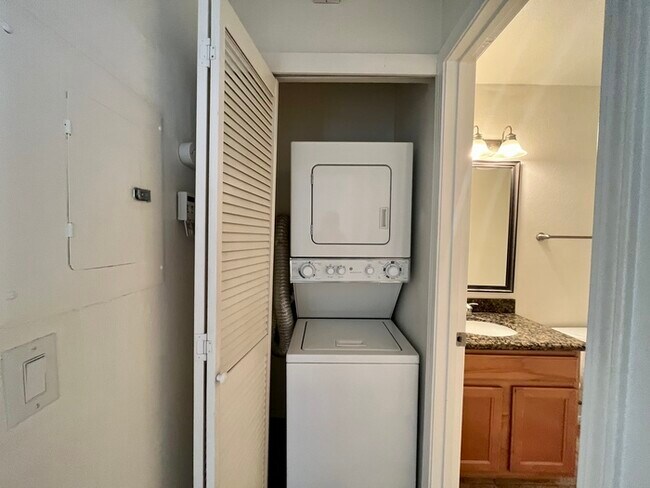 Building Photo - Charming 1 bedroom, 1 bathroom condo in Sacramento