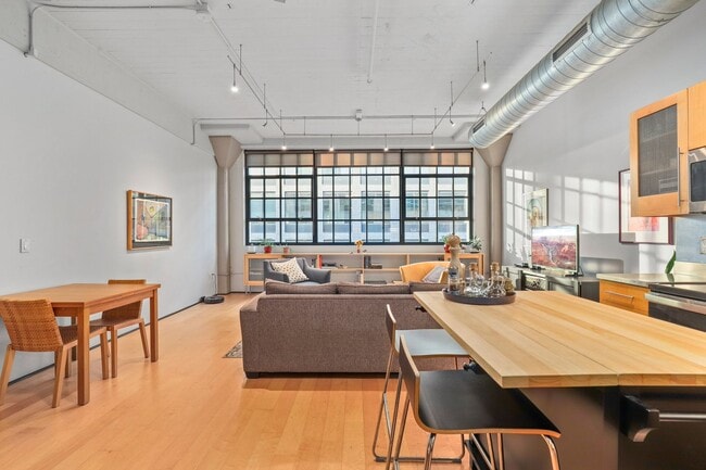 Building Photo - Stunning Pearl Loft with Washer/Dryer in Unit & Secure Parking