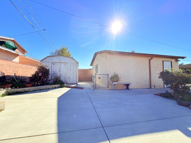 Building Photo - 1007 De Foe St