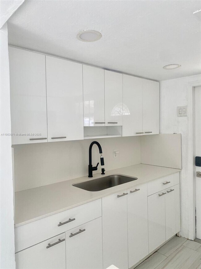 Building Photo - 2024 NE 183rd St