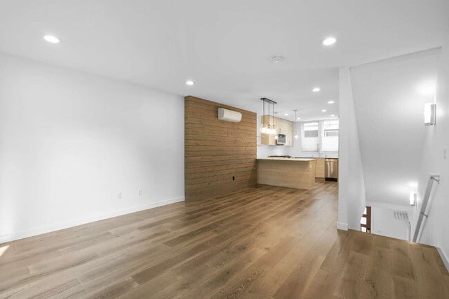 Building Photo - Modern Beacon Hill Townhouse Available for Rent!