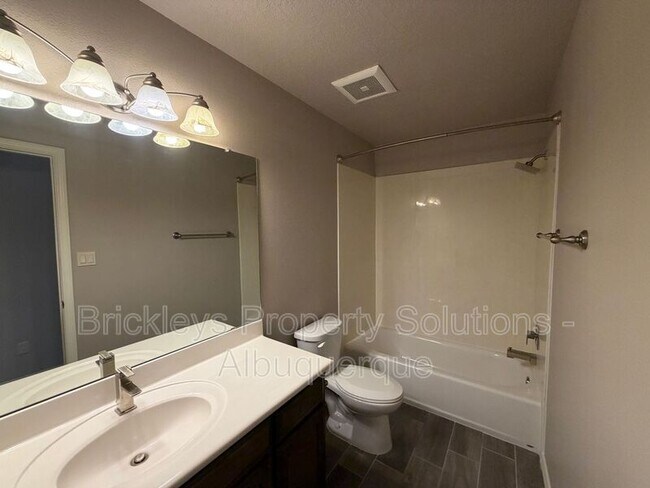 Building Photo - 7420 Tangerine Ct NE
