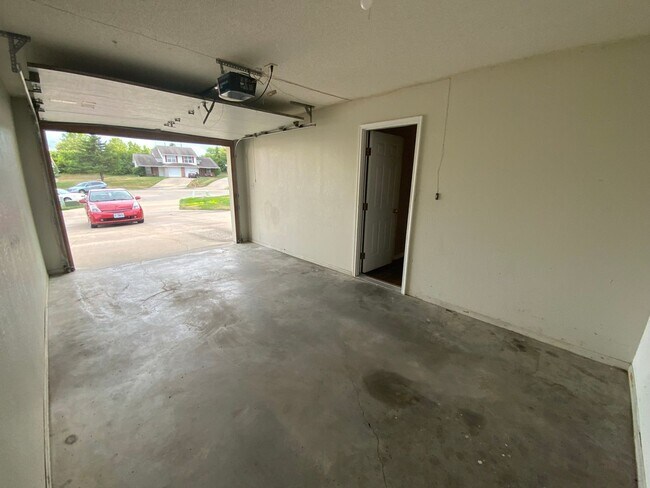 Building Photo - 3 Bedroom 2 Bathroom Duplex