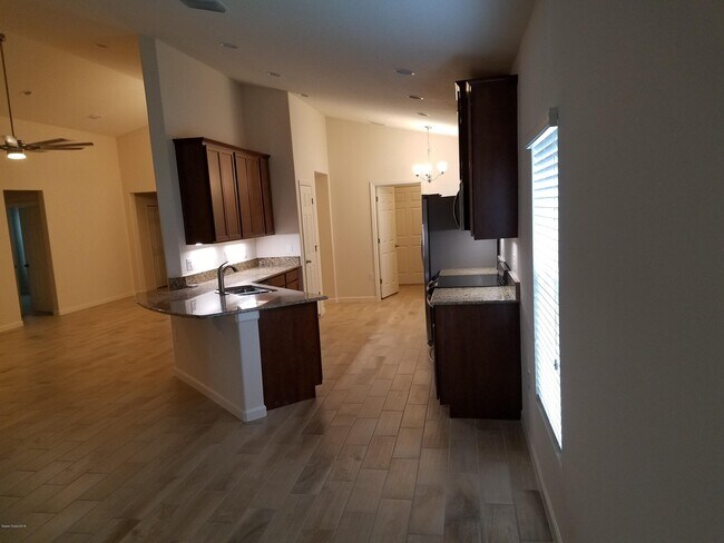 Building Photo - 1536 Fuji Dr