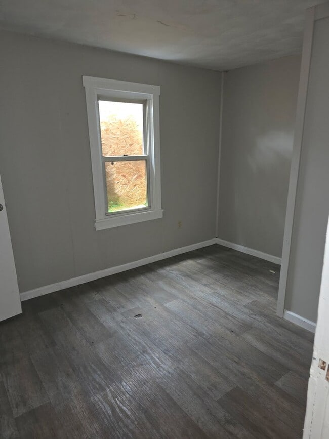 Building Photo - Spacious 3BD/2BA Home