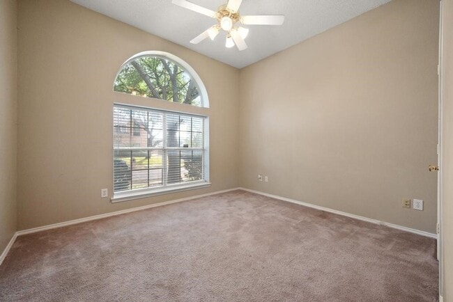 Building Photo - 7700 Glenoaks Dr