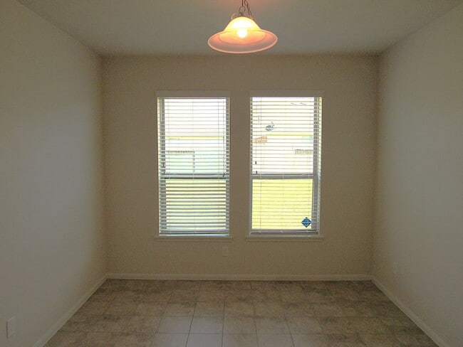 Building Photo - Spacious, Modern and Conveniently Located ...